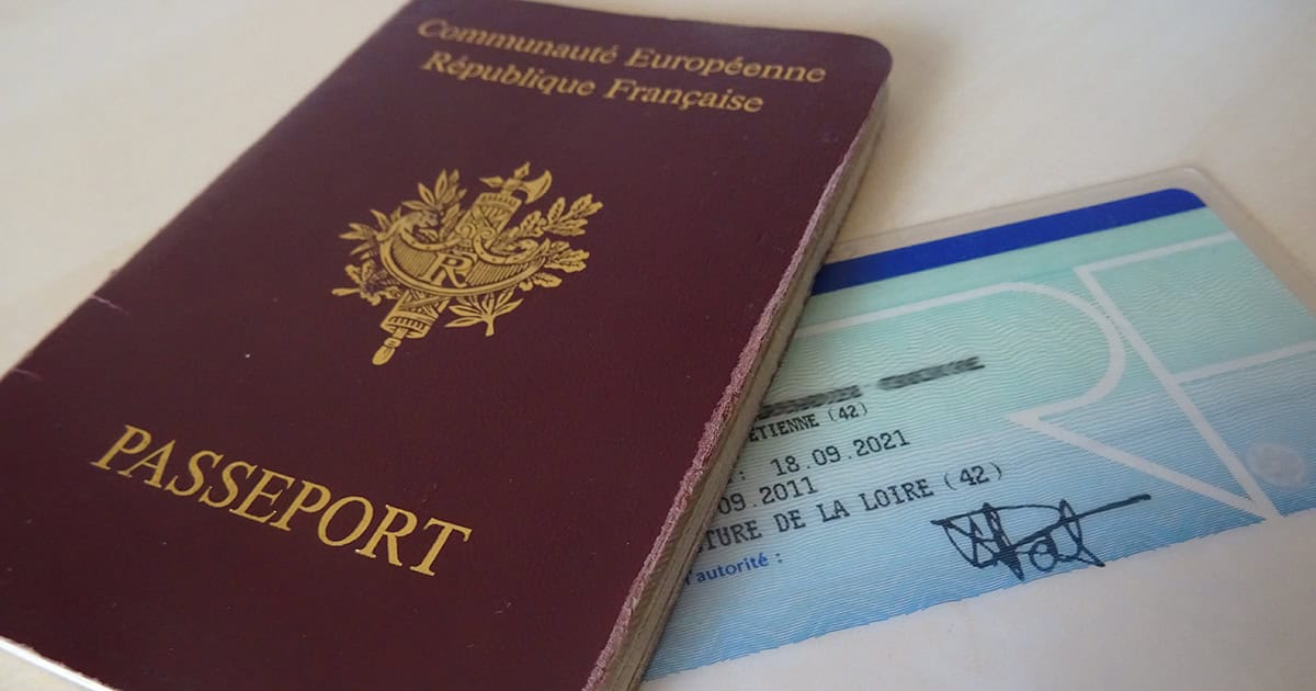 Une permanence consulaire algérienne exceptionnelle en France Passeport français et carte d'identité sur une table.