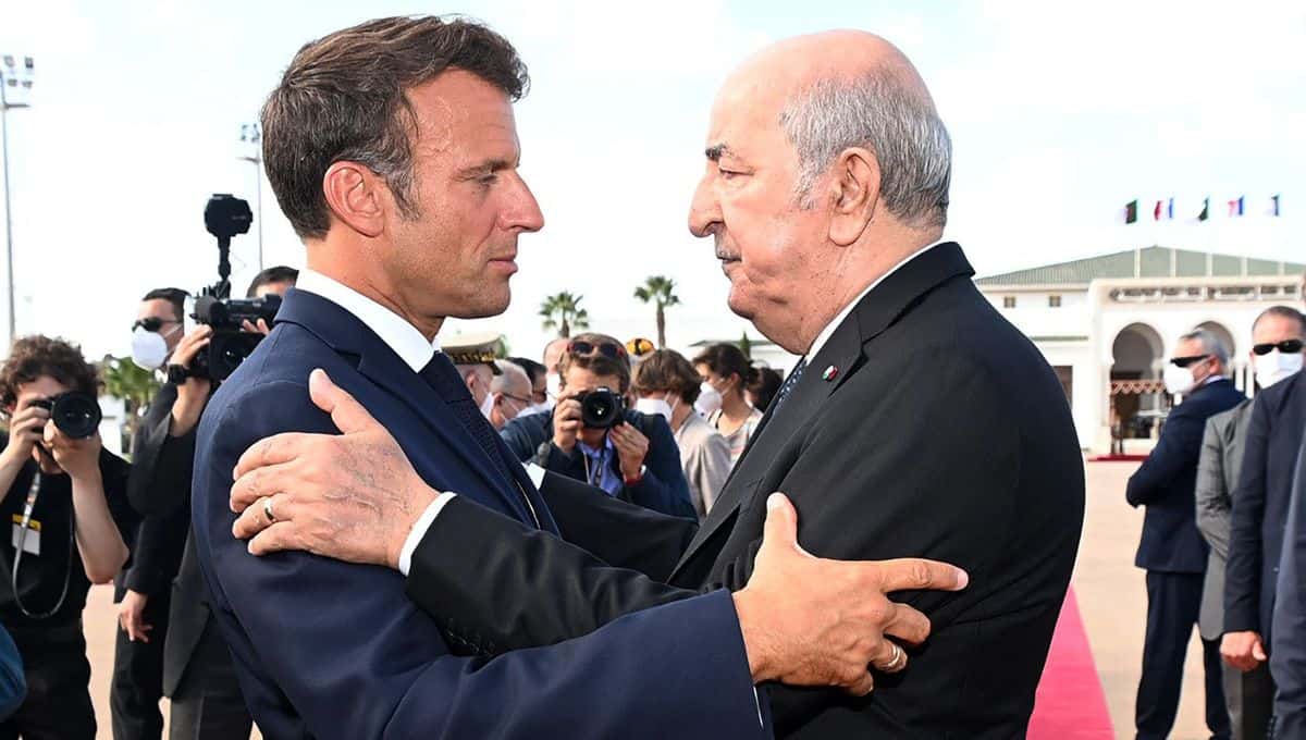 France 2 enquête sur les élus franco-algériens : pourquoi cela fait polémique Deux hommes politiques se saluent lors d'un événement officiel.