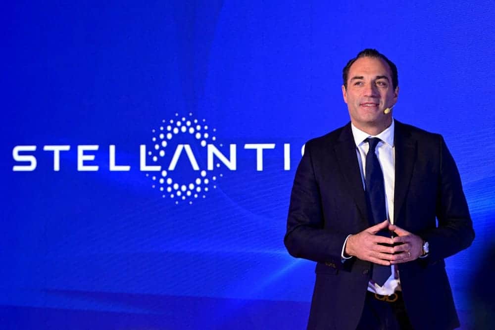 Homme en costume lors d'une présentation Stellantis à Oran.