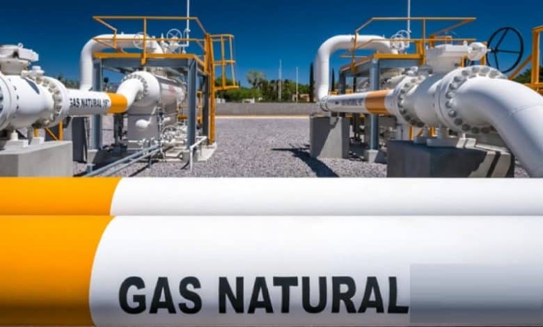 Installations de pipelines de gaz naturel en Algérie.