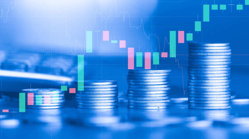 Graphique financier avec pièces de monnaie et tendance ascendante.