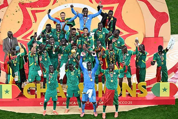 Refus choc au Maroc : la CAN échappe au Sénégal L'équipe de Guinée célèbre sa victoire à la CAN avec des médailles.