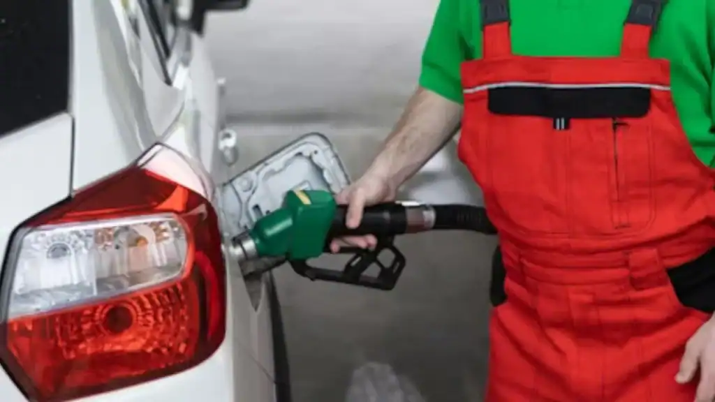 Prix du carburant en Algérie Remplissage d'une voiture avec du carburant à la station-service.