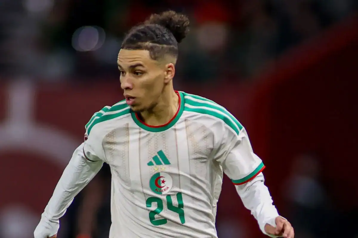 Joueur algérien portant maillot numéro 24 en match.