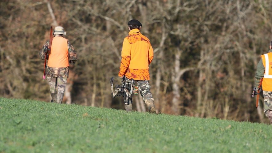 Blida sous le choc : chasse à l’homme après le meurtre de Yahia Chasseurs en zone boisée, respectant la réglementation en Algérie.