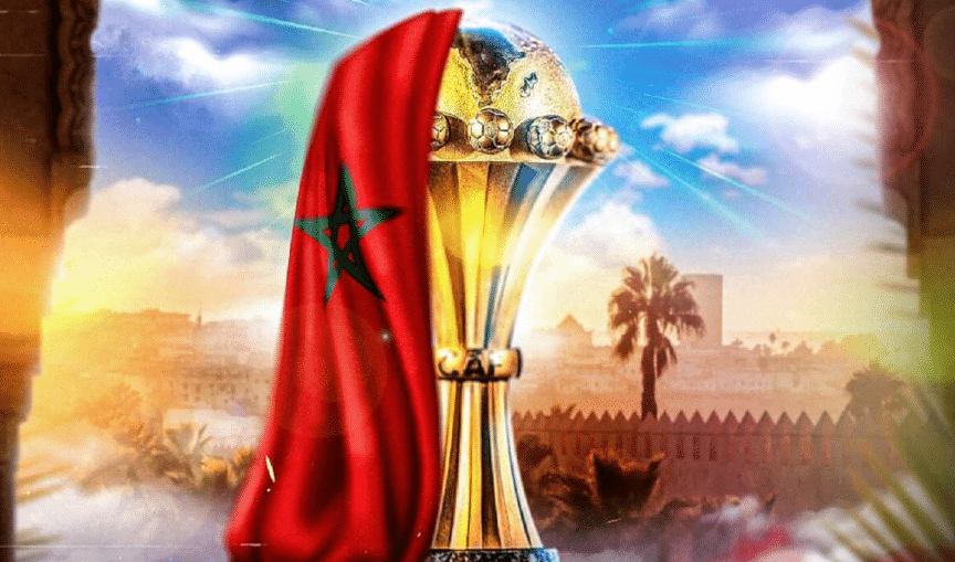 Coup dur pour l’Algérie, une aubaine pour le Maroc Trophée de la CAN avec drapeau marocain en arrière-plan.
