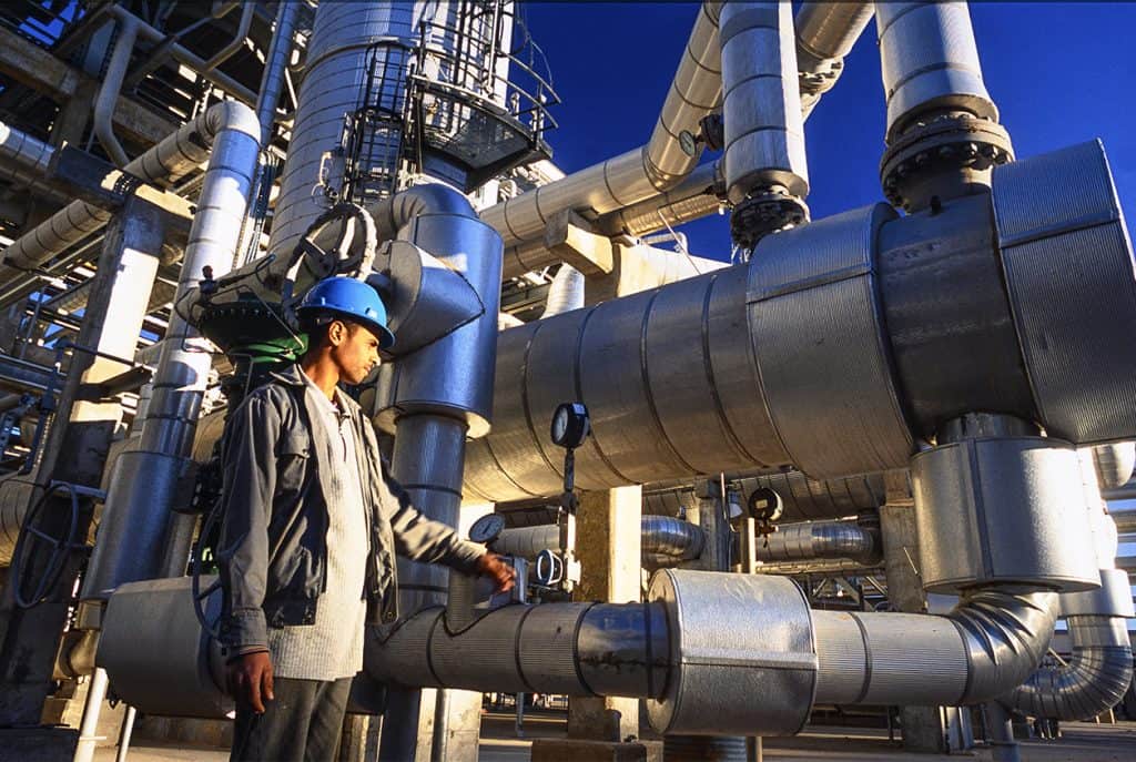 Record inédit : la production de gaz bondit en Algérie Ingénieur inspectant les pipelines de gaz en Algérie.