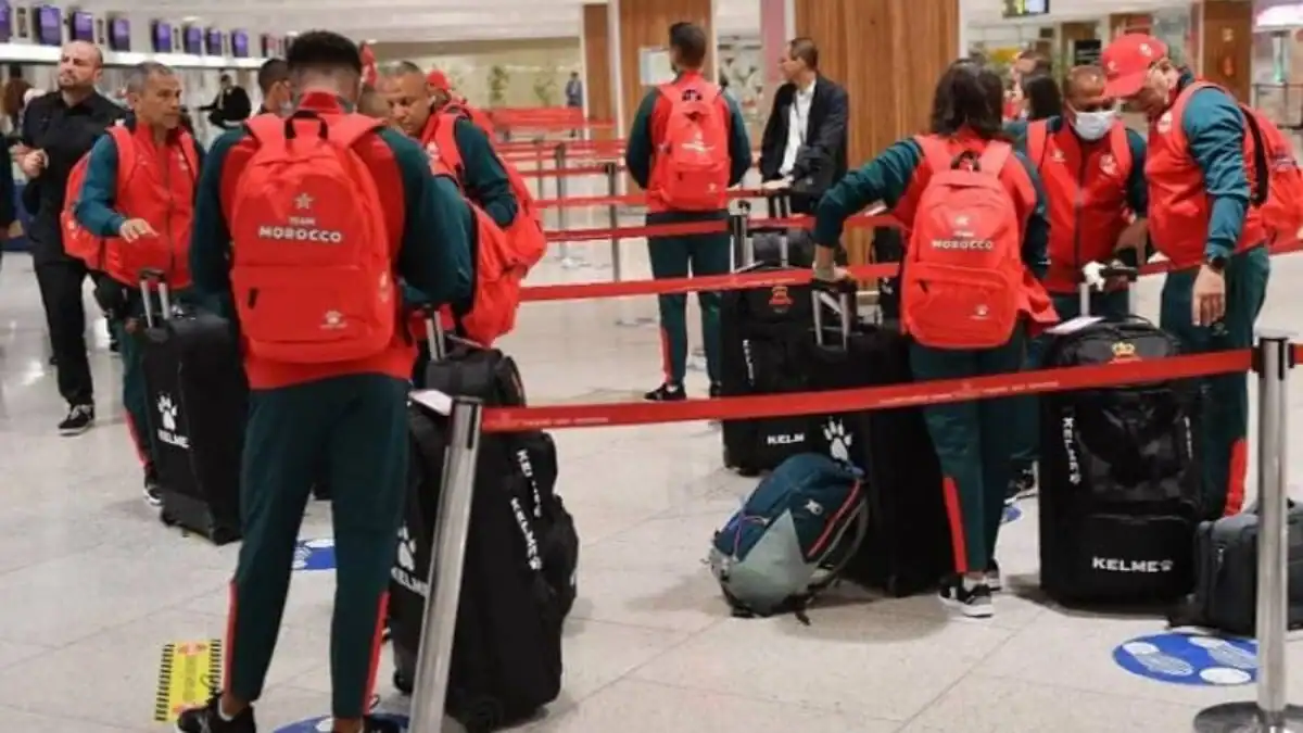 Ligue des champions CAF : Algérie dit non ! Des journalistes marocains bloqués Jeunes sportifs marocains avec sacs à dos à l'aéroport.