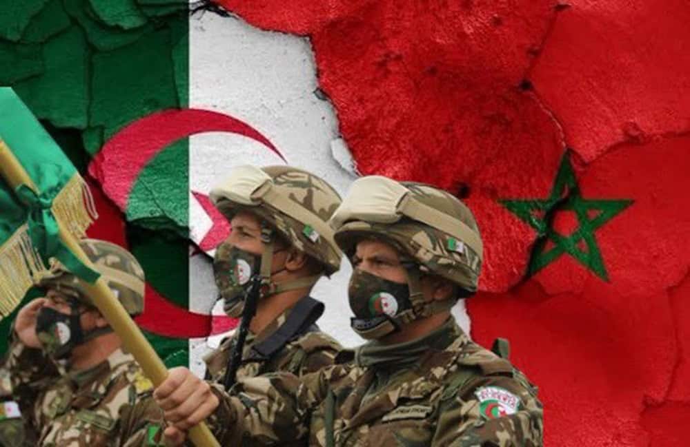 Pourquoi l’armée Algérienne a abattu trois trafiquants marocains ? Soldats algériens en uniforme avec drapeaux d'Algérie et du Maroc en arrière-plan.