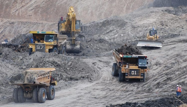 Tebboune annonce enfin la date du projet géant de zinc Excavateurs et camions dans une mine de zinc en Algérie.