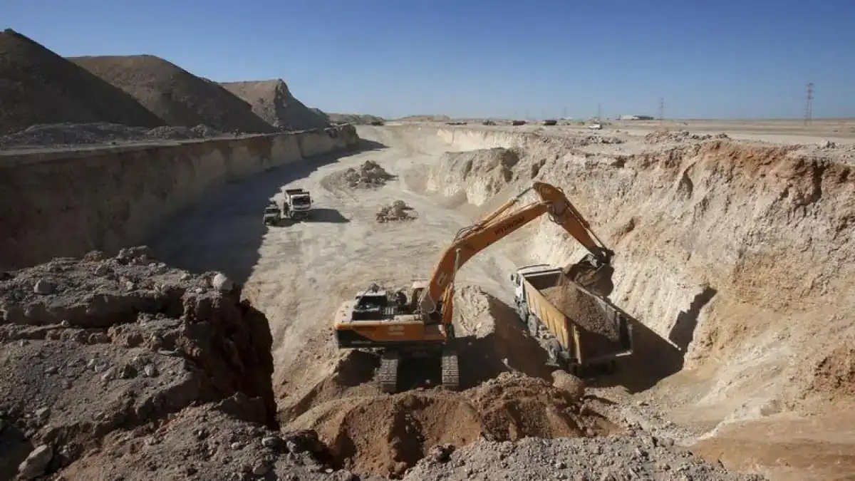 l’Algérie exporte son phosphate: Premier contrat majeur : Excavatrice en action dans une mine de phosphate en Algérie.
