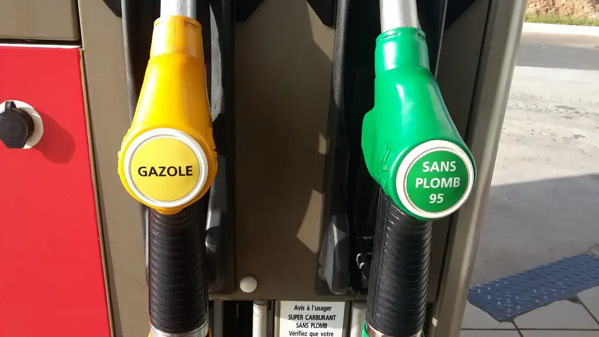 Pourquoi le prix du carburant grimpe en Algérie ? Deux pompes à carburant, gazole et sans plomb 95, à une station-service en Algérie.