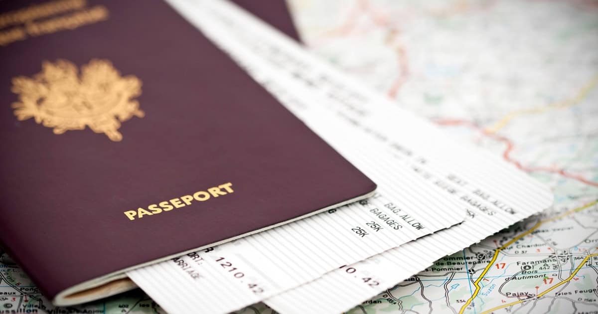 Passeport, billets d'avion et carte pour voyage en France.