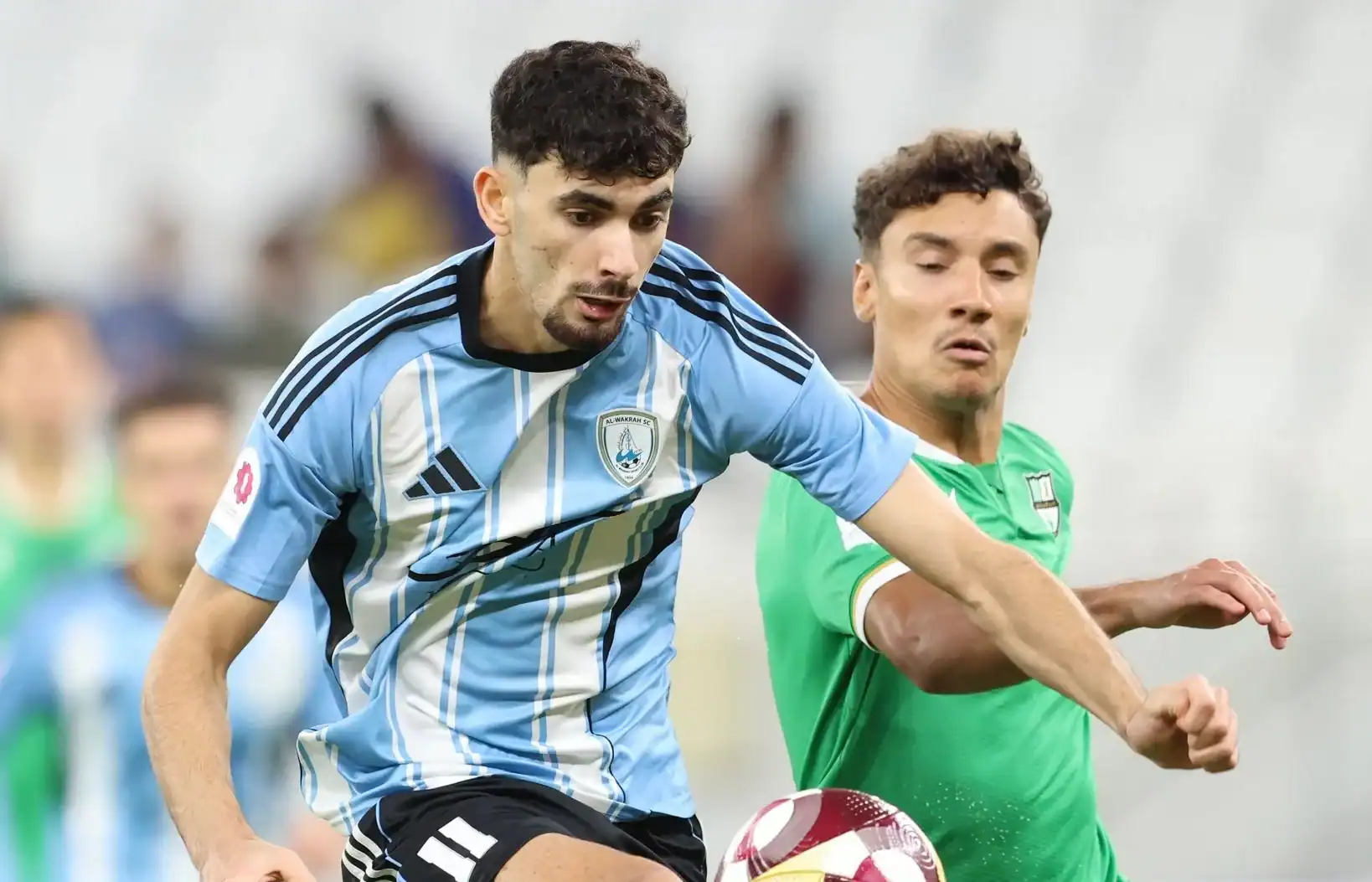 Redouane Berkane brille au Qatar avec un doublé spectaculaire Redouane Berkane lors d'un match de football au Qatar.