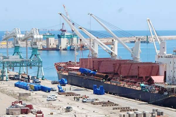Les gains insoupçonnés de l’Algérie via le port de Djen Djen Port industriel d'Algérie avec grues et navires en activité.