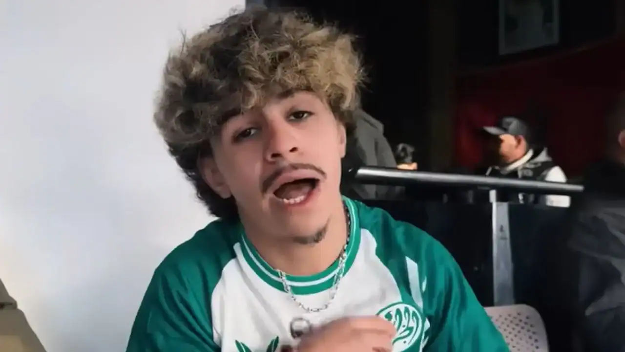 Révélations inédites du père de Raouf Belkacemi au Maroc Jeune homme parlant avec expression expressive, cheveux bouclés, en intérieur.