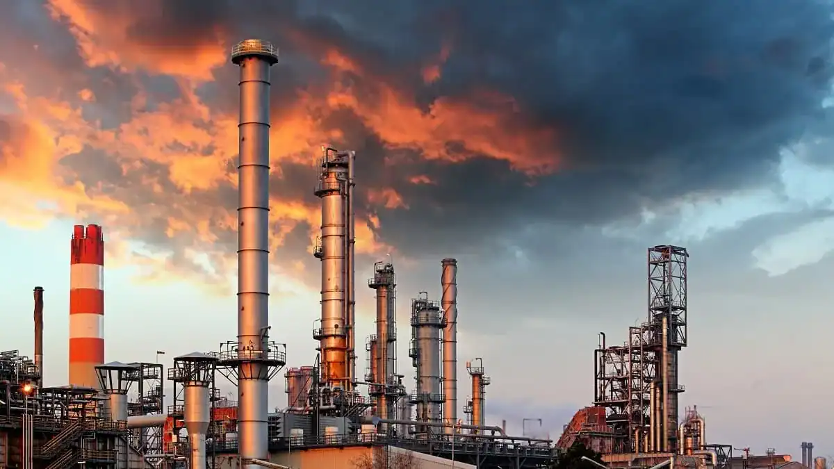 Usine pétrolière en Algérie au coucher du soleil.