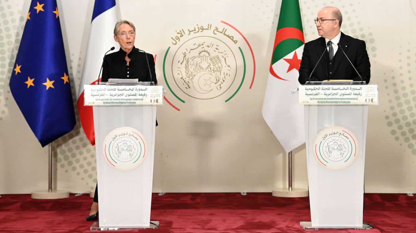 Rencontre diplomatique France-Algérie Deux responsables politiques lors d'une conférence officielle.
