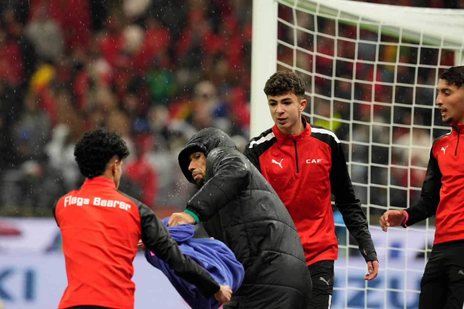 Maroc : le scandale persistant qui divise l’opinion Joueur de football aidant un coéquipier blessé sur le terrain.