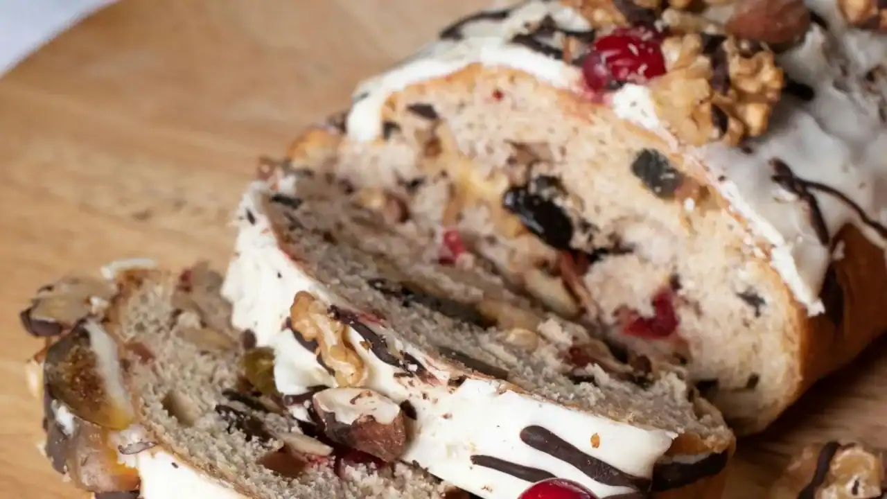 Algérie : pourquoi un maire a fini en prison pour une bûche Gâteau roulé aux fruits, noix et chocolat, décoré de glaçage blanc.