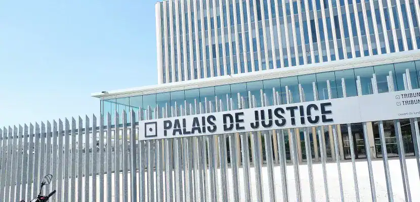 Un Algérien achète une fausse carte à Barbès pour 300 € Palais de Justice moderne avec grille en métal à Alger.