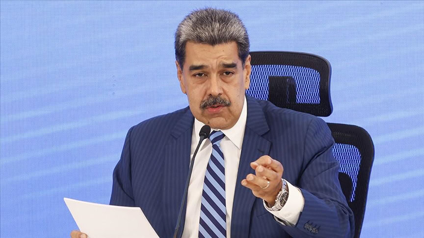 Nicolas Maduro en costume lors d'une intervention publique.