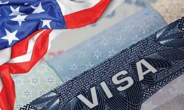 Détail d'un visa américain avec drapeau américain en arrière-plan.
