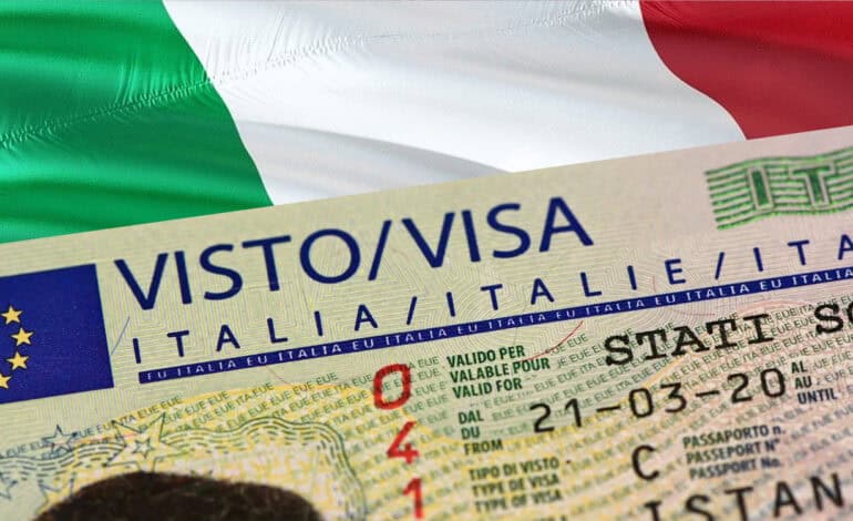Italie : 500 000 visas de travail prévus d’ici 2028 Visa de travail italien avec drapeau italien en arrière-plan.