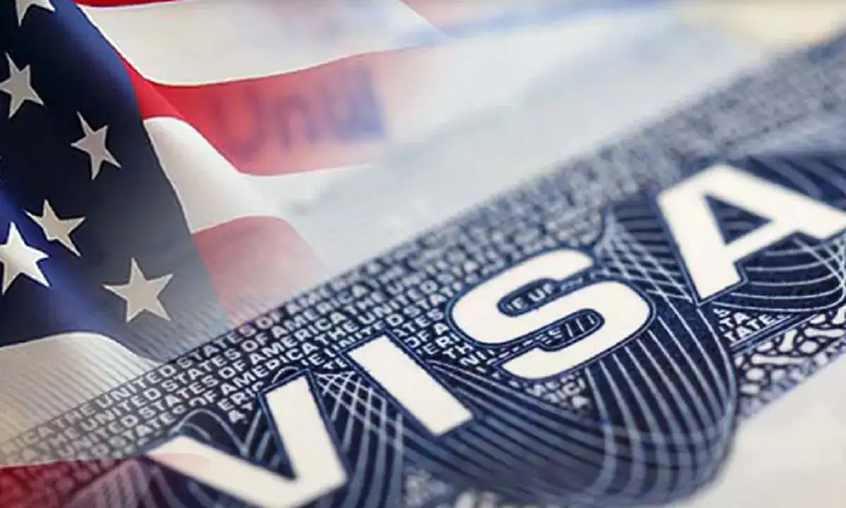 Nouvelle caution de 15 000 $ pour les visas USA algériens Visa USA avec drapeau américain en arrière-plan.