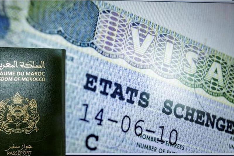 Visa Schengen avec passeport marocain visible.