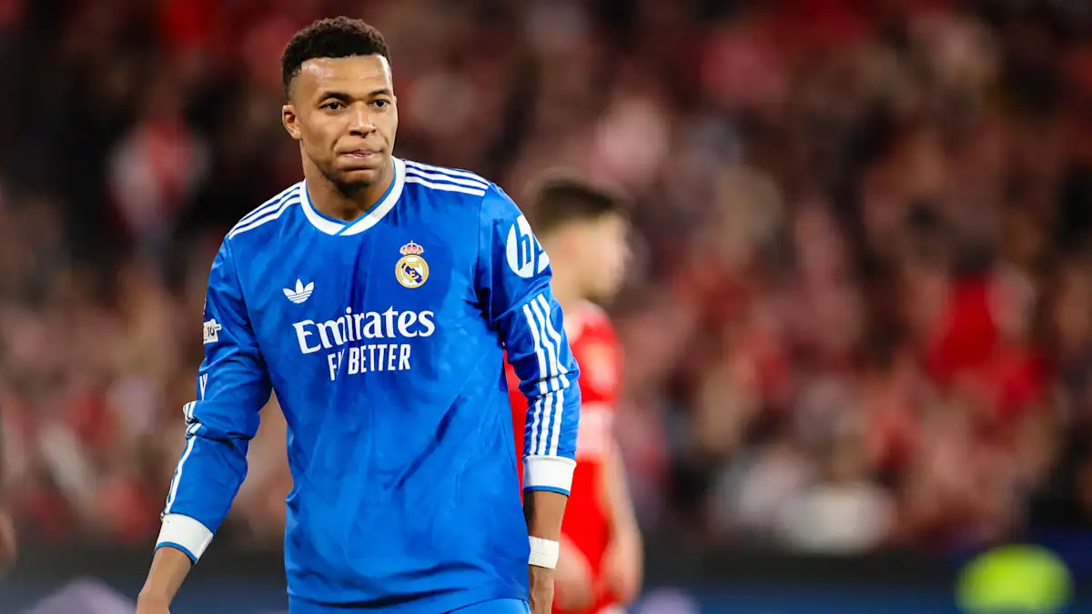 Footballeur en maillot Real Madrid sur le terrain.