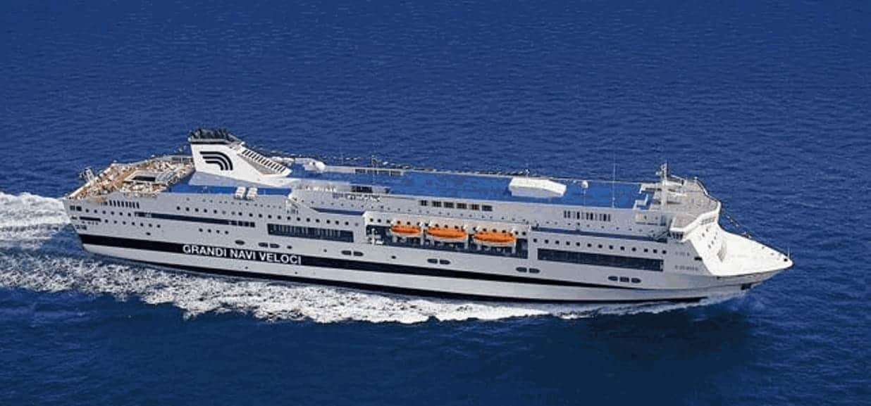 Ferry de croisière traversant la mer entre la France et l'Algérie.