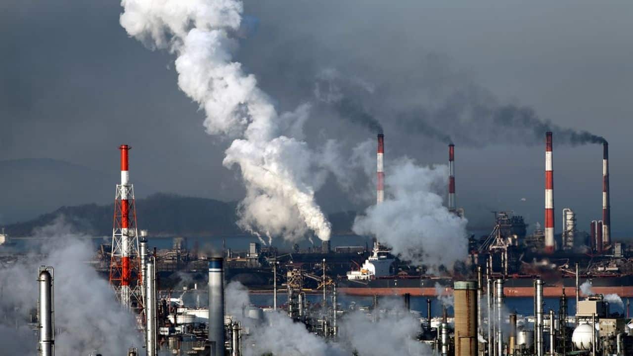 Fumée et pollution dans une usine industrielle en Algérie.