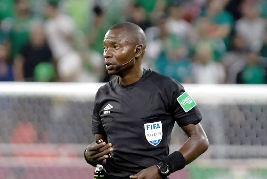 Ndala à Tizi Ouzou : que vient faire l’ex-arbitre du Maroc ? Arbitre de football FIFA lors d'un match au Tizi Ouzou.