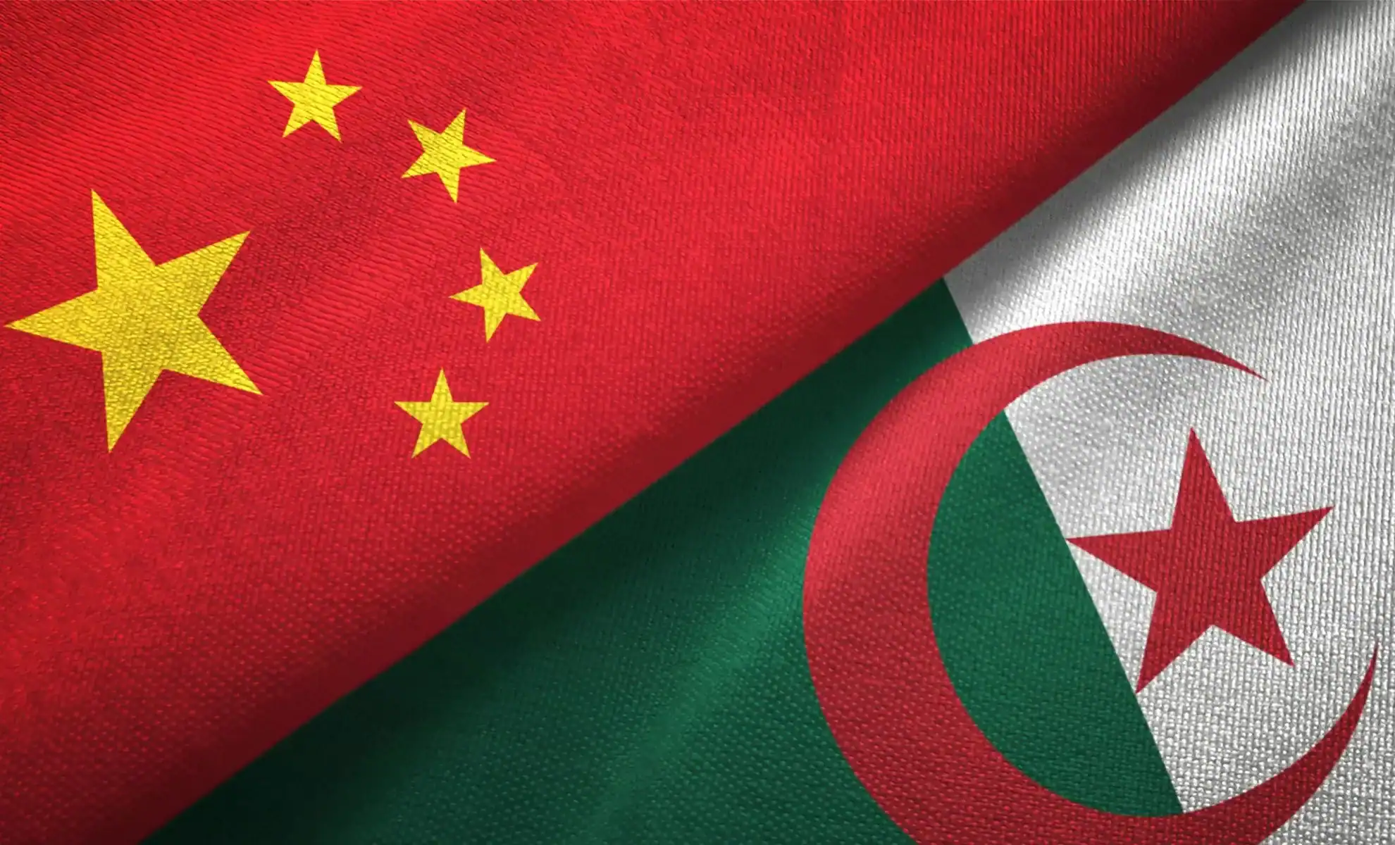 Pourquoi la Chine mise gros sur les produits algériens Drapeaux de la Chine et de l'Algérie côte à côte, symbolisant la coopération économique.
