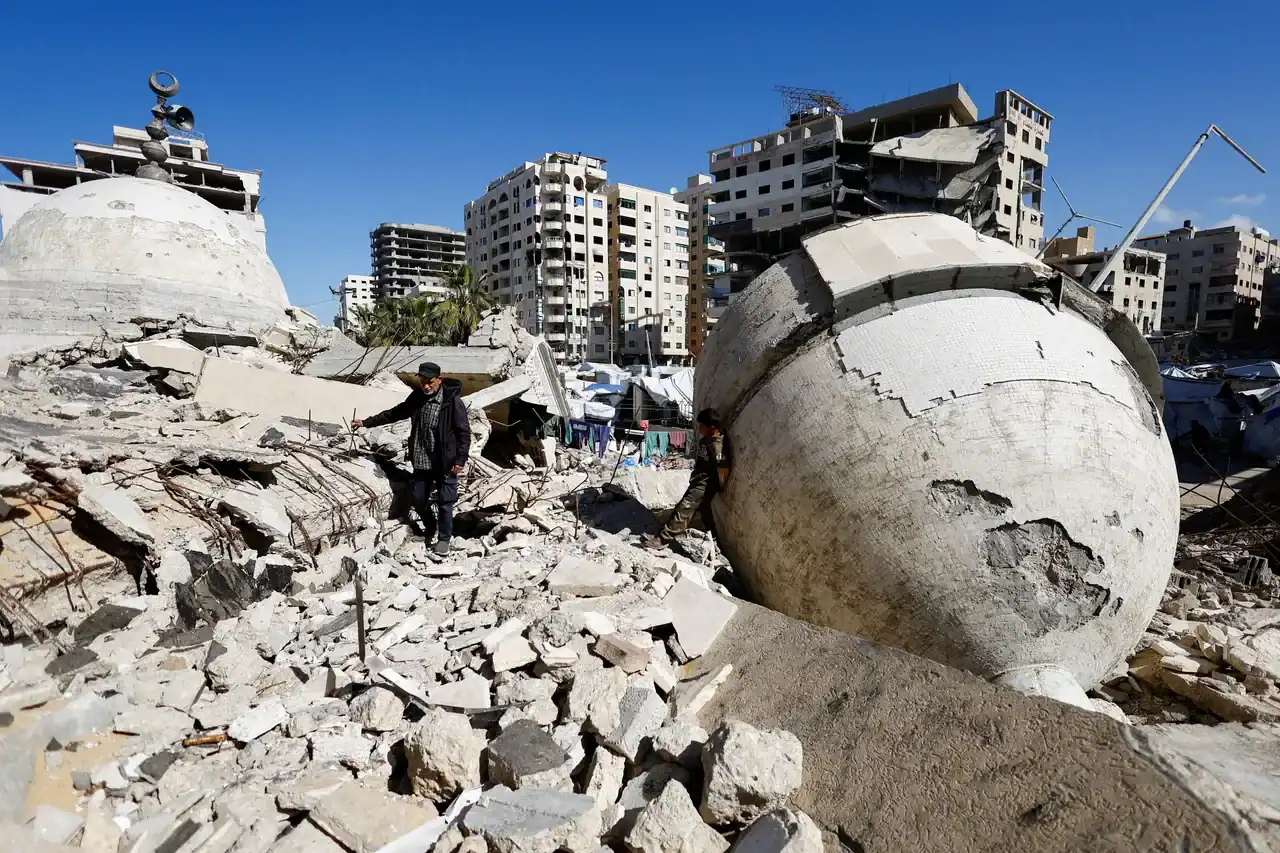 Dégâts importants causés par une explosion à Gaza, bâtiments endommagés.