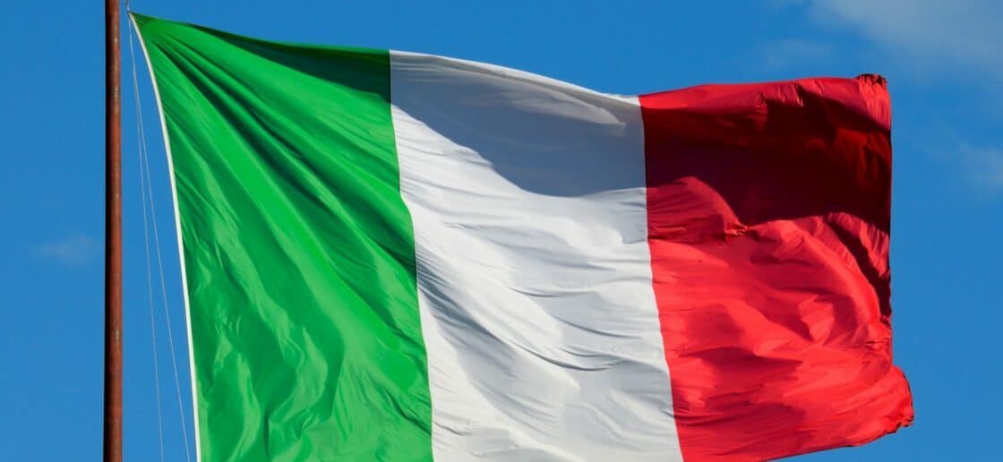 Drapeau italien flottant dans le ciel bleu clair.