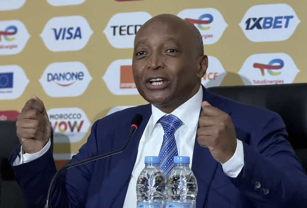 Motsepe lors d'une conférence, parlant de l’échec du Maroc.