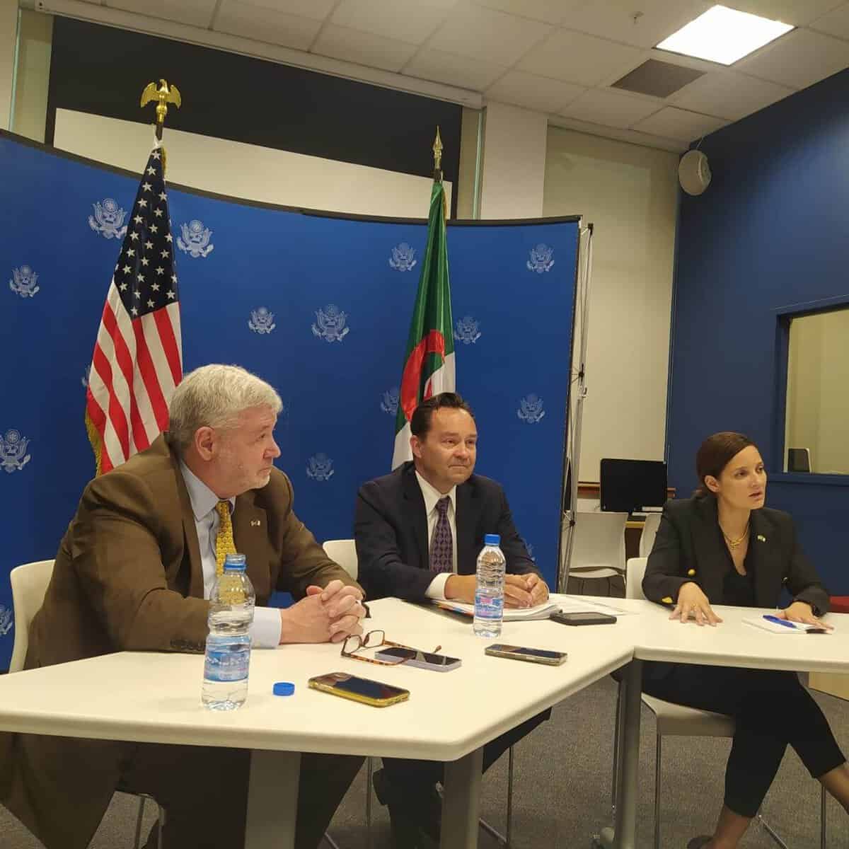 Pourquoi l’Algérie fait parler d’elle au Congrès américain Personnes en discussion lors d'une conférence diplomatique.