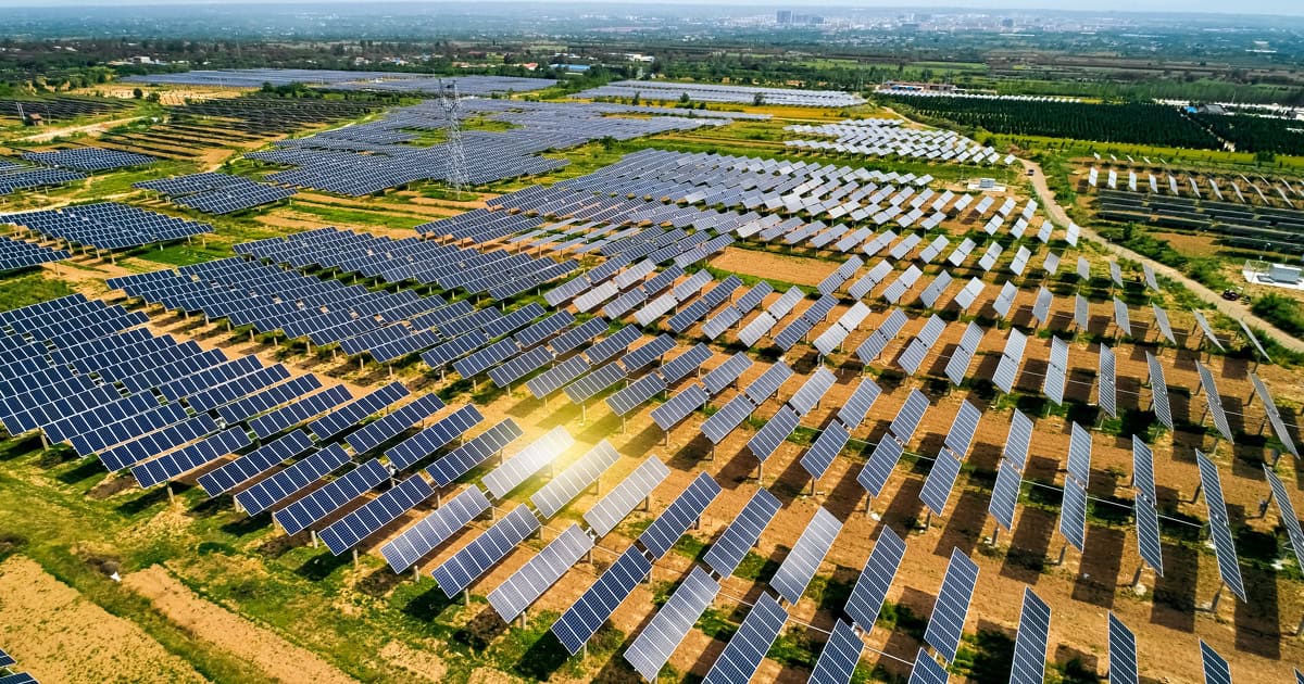 Parc solaire avec milliers de panneaux photovoltaïques en Algérie.