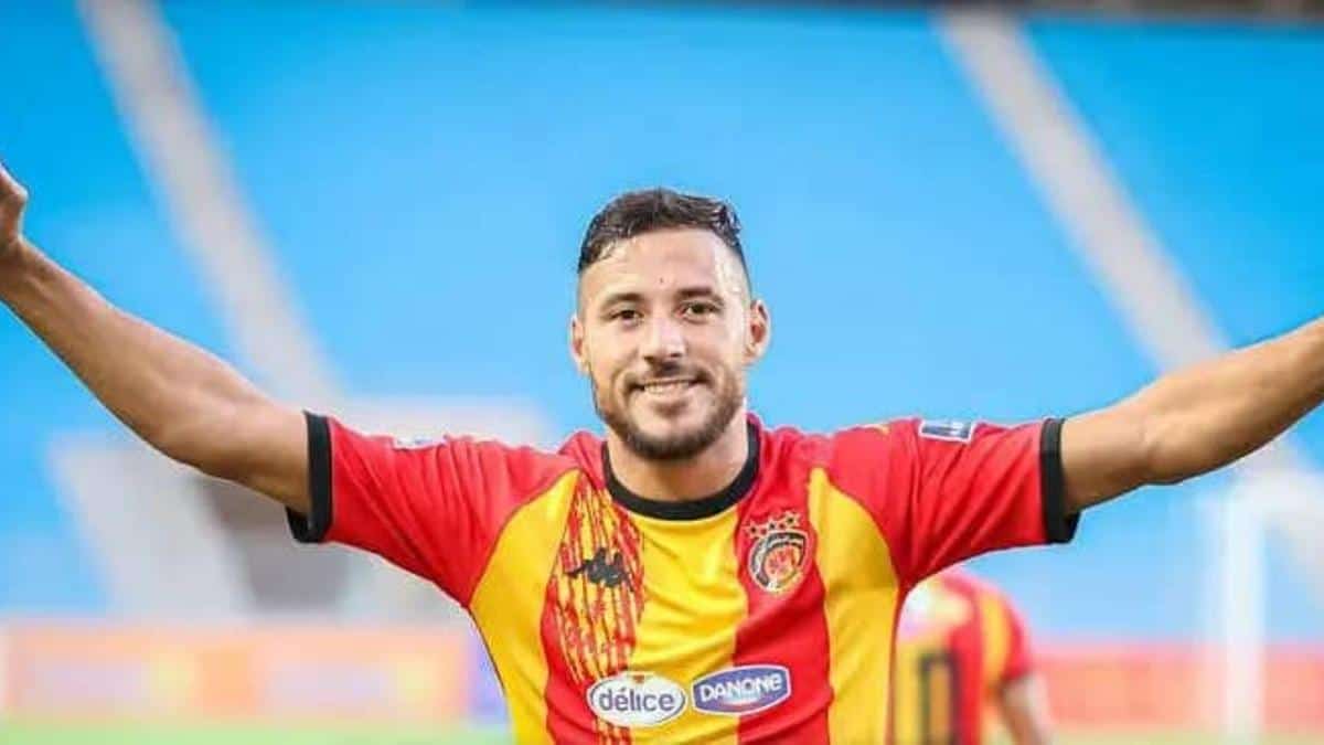Youcef Belaïli, l’étincelle qui offre la victoire à son équipe Youcef Belaïli souriant avec les bras ouverts lors d'un match.