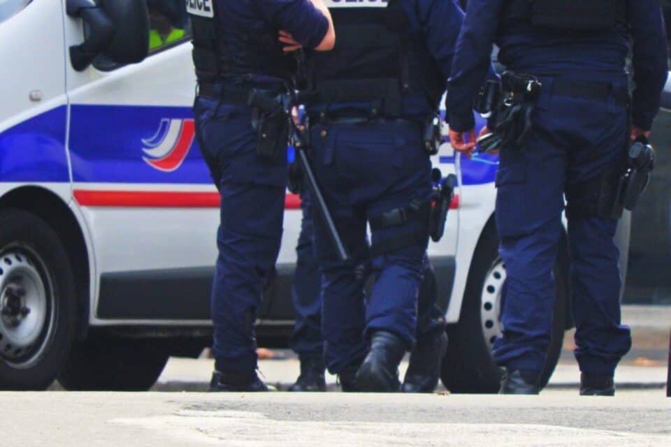 Algérie : un faussaire arrêté avec 1 130 faux billets Policiers en intervention lors d'une opération policière en France.
