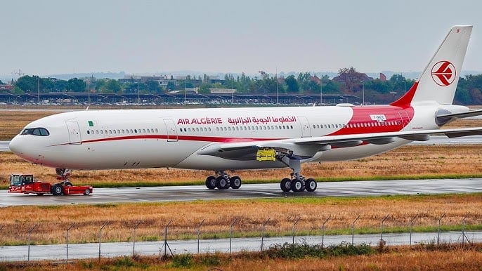 Découvrez le nouveau service digital d'Air Algérie ! Avion d'Air Algérie sur la piste lors de l'atterrissage.