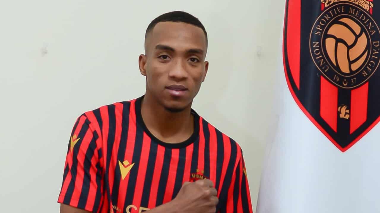 Achraf Abada à l'USM Alger Achraf Abada en maillot de l'USM Alger, prêt pour le nouveau défi.