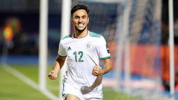 Retour triomphal d’un star de l’équipe d’Algérie ! Ounas en action lors d'un match, célébrant un but spectaculaire.