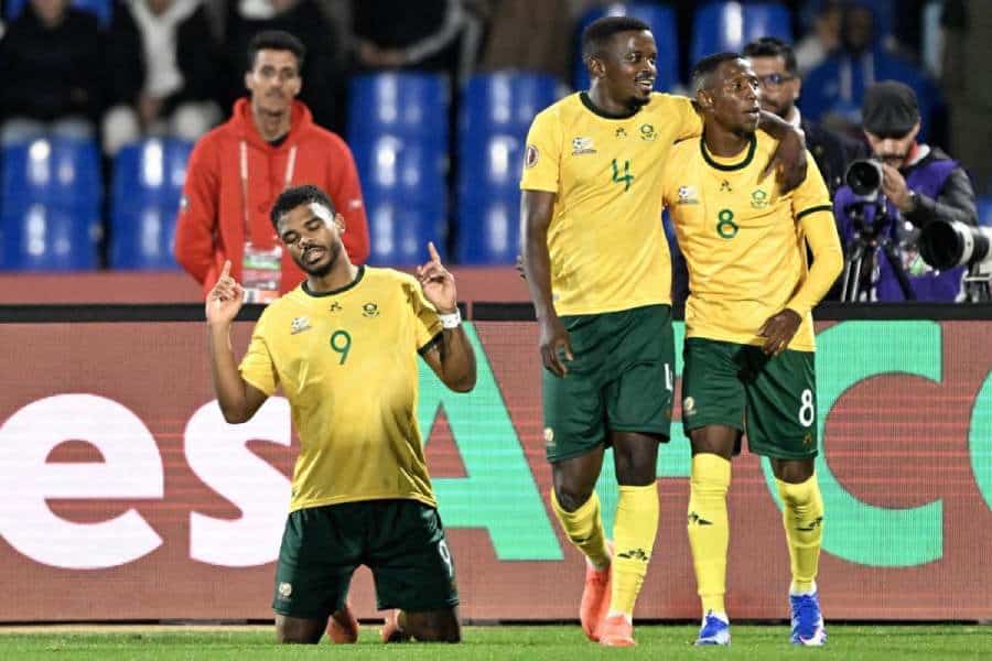Découvrez le surprenant nouveau rang de l'Algérie Joueurs de football algériens célébrant un but lors d'un match.