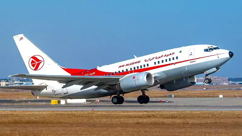 Avion Air Algérie prêt à décoller pour Londres sur la piste.