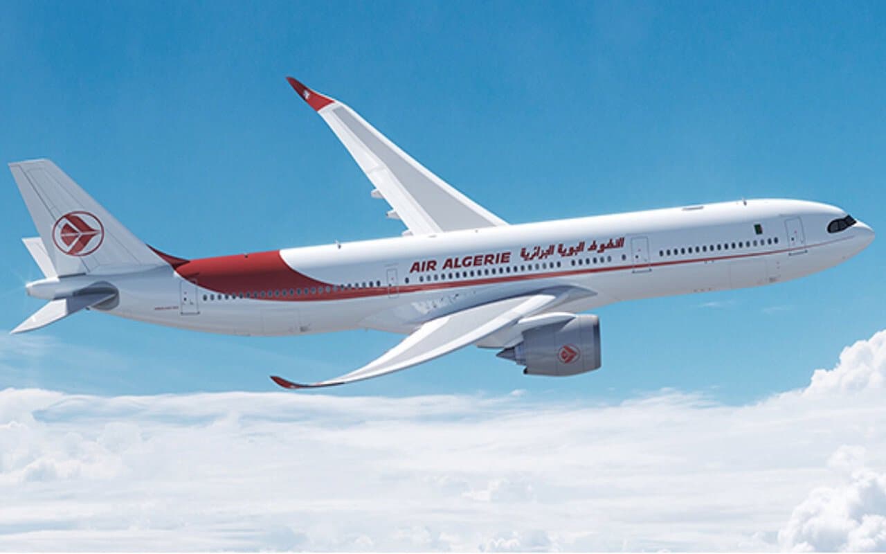 Air Algérie : un nouvel A330neo repéré à Toulouse Avion Air Algérie A330neo dans le ciel avec logo visible.