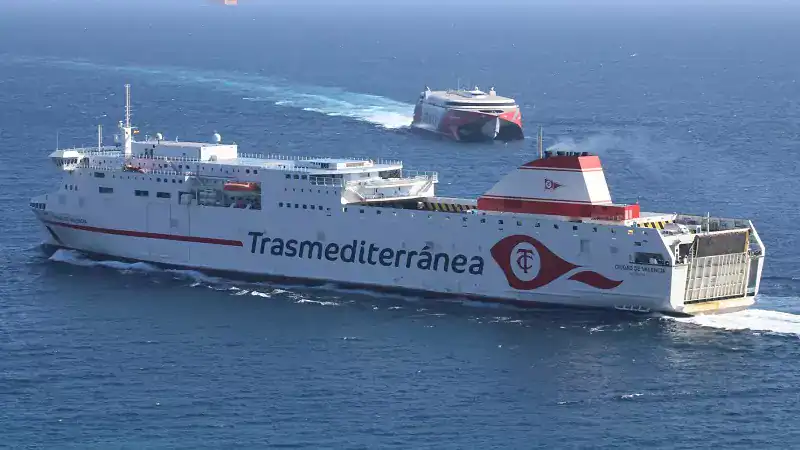Réservez dès maintenant : Trasmediterránea dévoile ses offres Algérie 2026 ! Ferry Trasmediterránea naviguant en mer Méditerranée, vue aérienne.