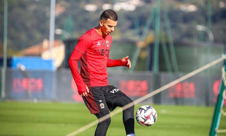 Joueur de football algérien en entraînement sur le terrain.